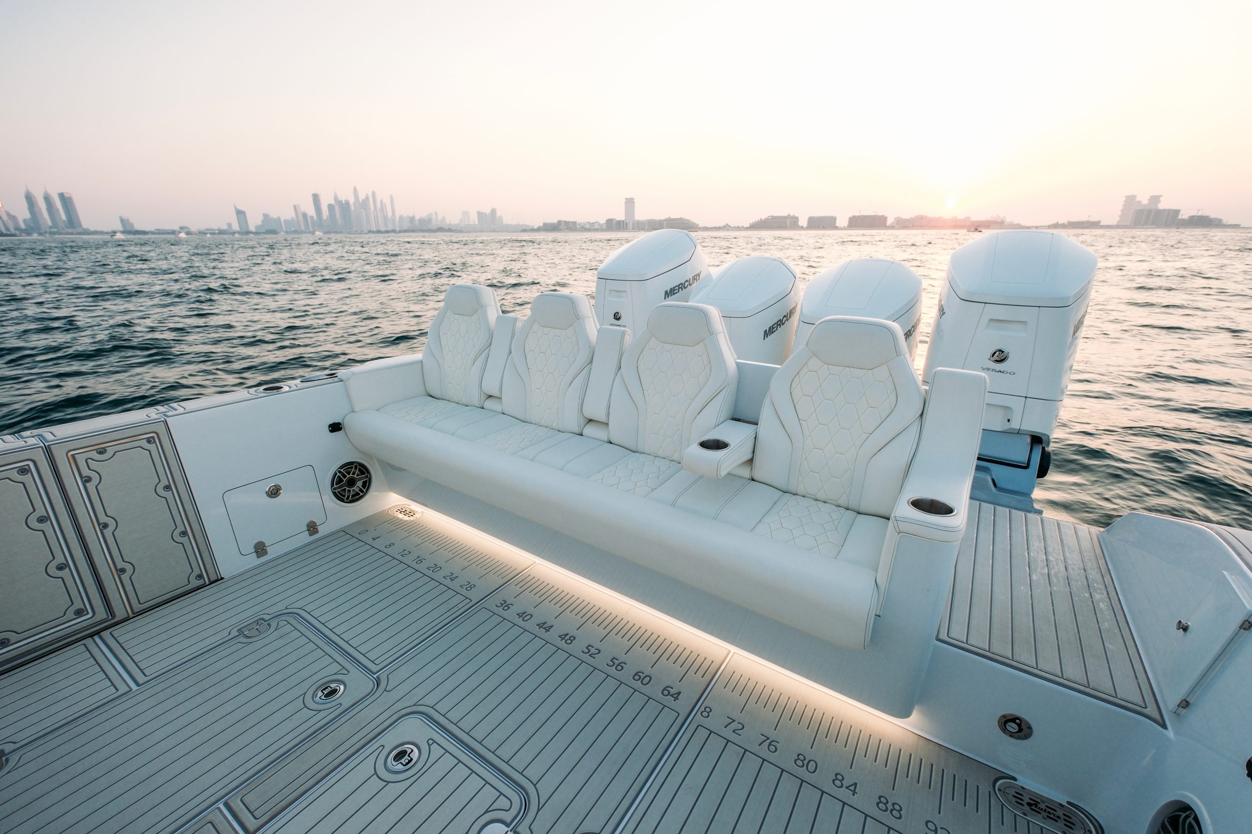 Sculpted Seating               Ergonomic comfort built for high-G turns.